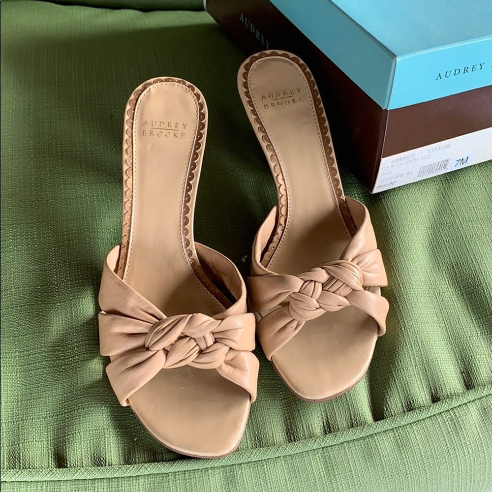 Audrey Brooke Tulip LH Knot